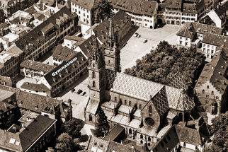 Das humanistische Gymnasium beim Münster. F: Bildarchiv ETH-Bibliothek Zürich, Stiftung Luftbild Schweiz, Fotograf: Werner Friedli.