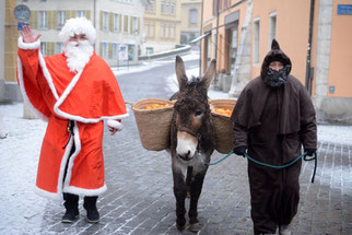 Samichlaus und Schmutzli in der Bieler Altstadt am Chlauser 2022.