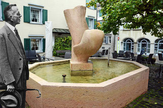 Robert Walser Brunnen in Herisau, erschaffen von Lorenz Balmer.