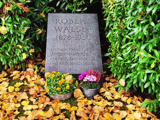 Gedenkstein von Robert Walser im Friedhof in Herisau.