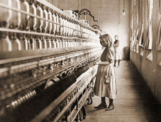 Ein kleines Mädchen als Spinnerin einer Baumwollspinnerei. Symbolfoto: Lewis W. Hine, The J. Paul Getty Museum, Los Angeles