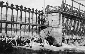 Stauwehr Port bei Nidau, 1921. Foto: Staatsarchiv des Kantons Bern, Dossier BB 10.4.69, Wikipedia, gemeinfrei.