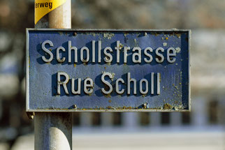 Strassenschild der Scholl-Strasse / Rue Scholl in Biel.