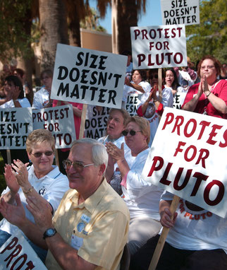 Al Tombaugh, der Sohn Clyde Tombaughs (vorne), seine Frau Cherylee (links) und weitere Menschen protestieren gegen die Degradierung Plutos zum Zwergplaneten.