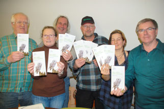 NABU-Verantwortliche (von links Udo Frey, Carola Hoppe, Roland Meyer, Jörg Weber, Sabine Jeske, Wilfried Glauch) stellen das neue Jahresprogramm vor.