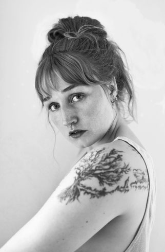 Fotografin Malina Bura blickt ausdrucksstark in die Kamera - Portraitfotografie in melancholischem Stil