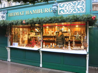 Ina im Stand "Heimat Hamburg" auf dem historischen Hamburger Weihnachtsmarkt von Roncalli, auf dem Rathausmarkt vor dem Hamburger Rathaus.