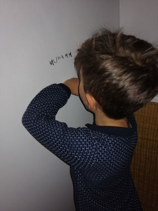 In meinem Genesungsraum gibt es eine Wand, wo die Teilnehmerinnen einen Autogramm hinterlassen können, da haben die Kinder am meisten Spaß dran 👍💞