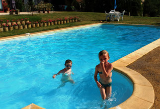 Gîte Le Vieux Frêne : Enfants qui jouent dans la piscine