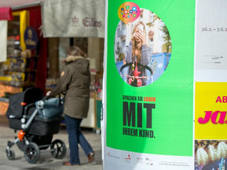 "Sprechen Sie lieber mit ihrem Kind", wirbt die Stadt Frankfurt am Main in einer Plakataktion gegen "Handyeltern". Foto: Boris Roessler