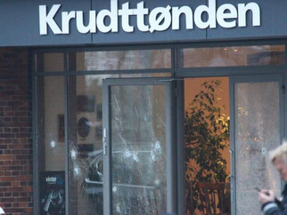 Einschusslöcher in der Tür des Cafés. Foto: Stringer