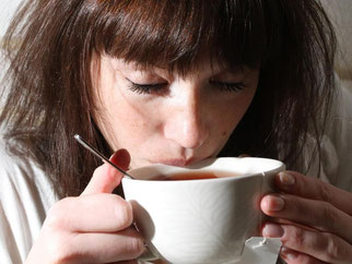 Abwarten und Tee trinken: Gegen eine Erkältung hilft kein Kraut - aber die Symptome lassen sich mit heißen Getränken durchaus lindern. Foto: Daniel Modjesch