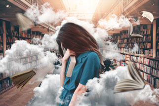 Femme stressée dans une bibliothèque, entourée de brouillard autour de la tête