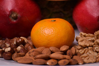 Assiette colorée avec fruits et oléagineux de saison