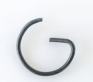 21-1004022 (21-1004022-01) Kolbenbolzen-Sicherungsring Drahtsprengringe GAZ-24, GAZ 2410 Wolga. Circlip Piston Gudgeon pin GAS 24, 2410 Volga. Кольцо стопорное поршневого пальца ГАЗ-24, ГАЗ-24 10 Волга.