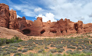 felsen im Arches nationalpark bei der mietwagenreise usa westen