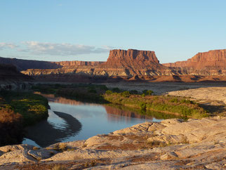 am ufer des colorado river bei der mietwagenreise usa westen