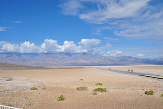 blick auf den salzsee im death valley bei der mietwagenreise usa westen
