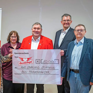 Bei der Spendenübergabe (von links): Astrid und Adrian Schmitz, Jürgen Nieser, Andreas Jodko. Foto: BeckerBredel