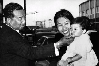 L'art d'être grand'père : les jours heureux . Fin 1964, Heathrow Airport : la Princesse Ouanna et Daraphon, premier enfant du prince Mangkra, accueillent le Premier Ministre "Thou Poul" (grand'père paternel).