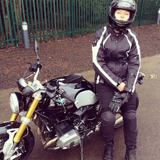 Milla Jovovich su BMW R nineT