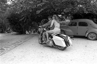 Alain Delon con Jane Birkin sul set del film “La piscina” del 1969 a Saint-Tropez, in Francia. (Foto di Jean-Pierre BONNOTTE / Gamma-Keystone tramite Getty Images)