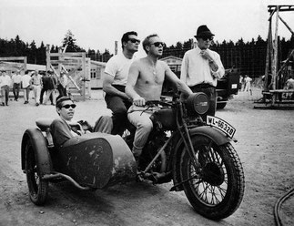 Steve McQueen su sidecar con James Garner e James Coburn tra le riprese del film “La grande fuga” del 1963