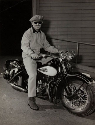 Clark Gable sulla sua moto negli studi Metro Goldwyn Mayer Studios dal suo ranch a San Fernando Valley nel 1942. (Image by © Bettmann/CORBIS)