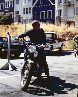 1968 - Steve McQueen su Triumph sul set del film “Bullitt” a San Francisco, California. © Getty Images