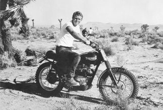 Steve McQueen con la sua Triumph customizzata per le gare nel deserto (1964)