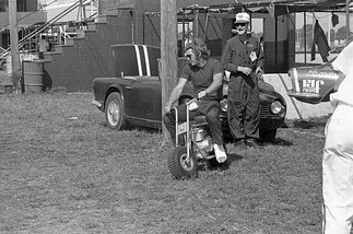 Steve McQueen su una mini-bike con la gamba ingessata (si è rotto un piede su una motocicletta)