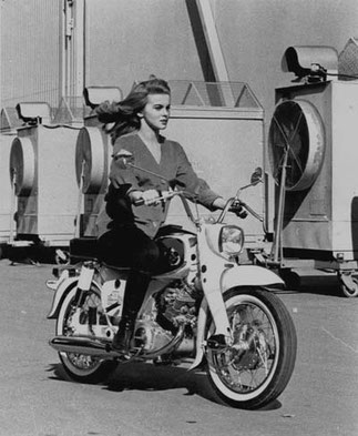 Ann Margret su Honda Dream nel 1964