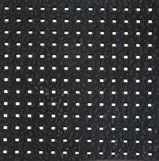 Perforations rectangulaires d' 1 mm de côté environ en découpe laser dans du cuir