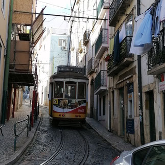 Auszeit Ü50 Frau - Lesung zum Blog Alleine los, Brit Gloss, Lissabon Straßenbahn 