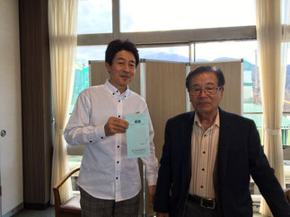 4枚目優勝の本橋保さんと横内会長