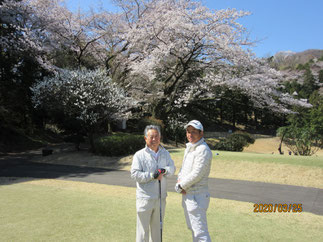 満開の桜をバックに長島氏(左)とベスグロ賞高橋氏（右）