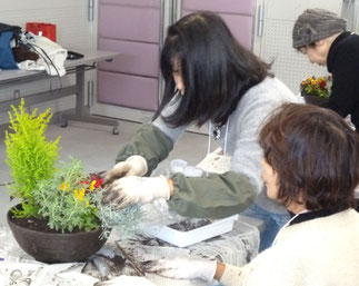 説明に手直しに・・大忙しの講師の甲角さん