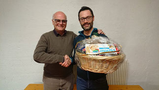 Elmar Dejaco wird für die jahrzehntelange Führung der Badmintonsektion geehrt.