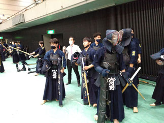 ほぼ開会直後となった1回戦を前に待機する入江監督と選手たち。