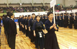 大舞台で堂々入場する本学選手たち。写真提供：石田明久 先輩