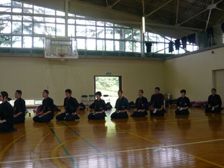 合宿中盤の26日には、ＯＢが指導する高校の剣道部員(川西明峰高校8名、宝塚北高校1名)も終日、稽古に参加。
