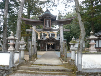 正門前にあるのは宮本武蔵が二刀流のヒントを得たという讃甘神社。