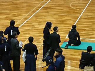 決勝トーナメント進出決定戦を前に入江監督と待機する田淵選手。