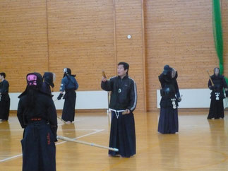 伊藤師範には日本剣道形やトレーニングから技術面に至るまで、熱心且つ的確なご指導をいただいた。
