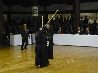 二刀を執る濱田徳明 先輩は見事なコテを奪取し、会場を沸かせた。