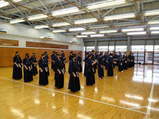 本学は全部員参加に対して時節柄、京都大学は選手のみ来学の今定期戦。