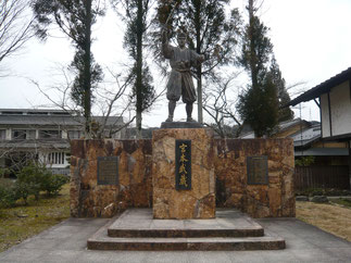 敷地内道場横に佇む宮本武蔵像。