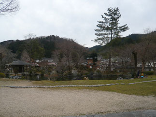 五輪坊前には日本庭園が広がる。
