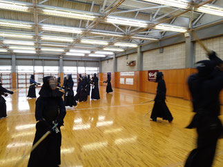 来学した京都大学が本学に続いて11時よりウォーミングアップ開始。