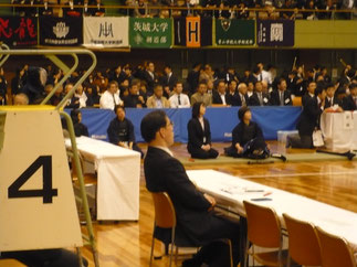 石田先輩も試合場近くの関係者席から固唾を飲んで試合を見守る。